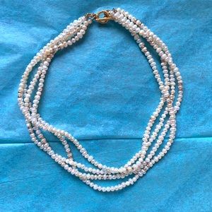 Multi layered necklace in pearl and gold